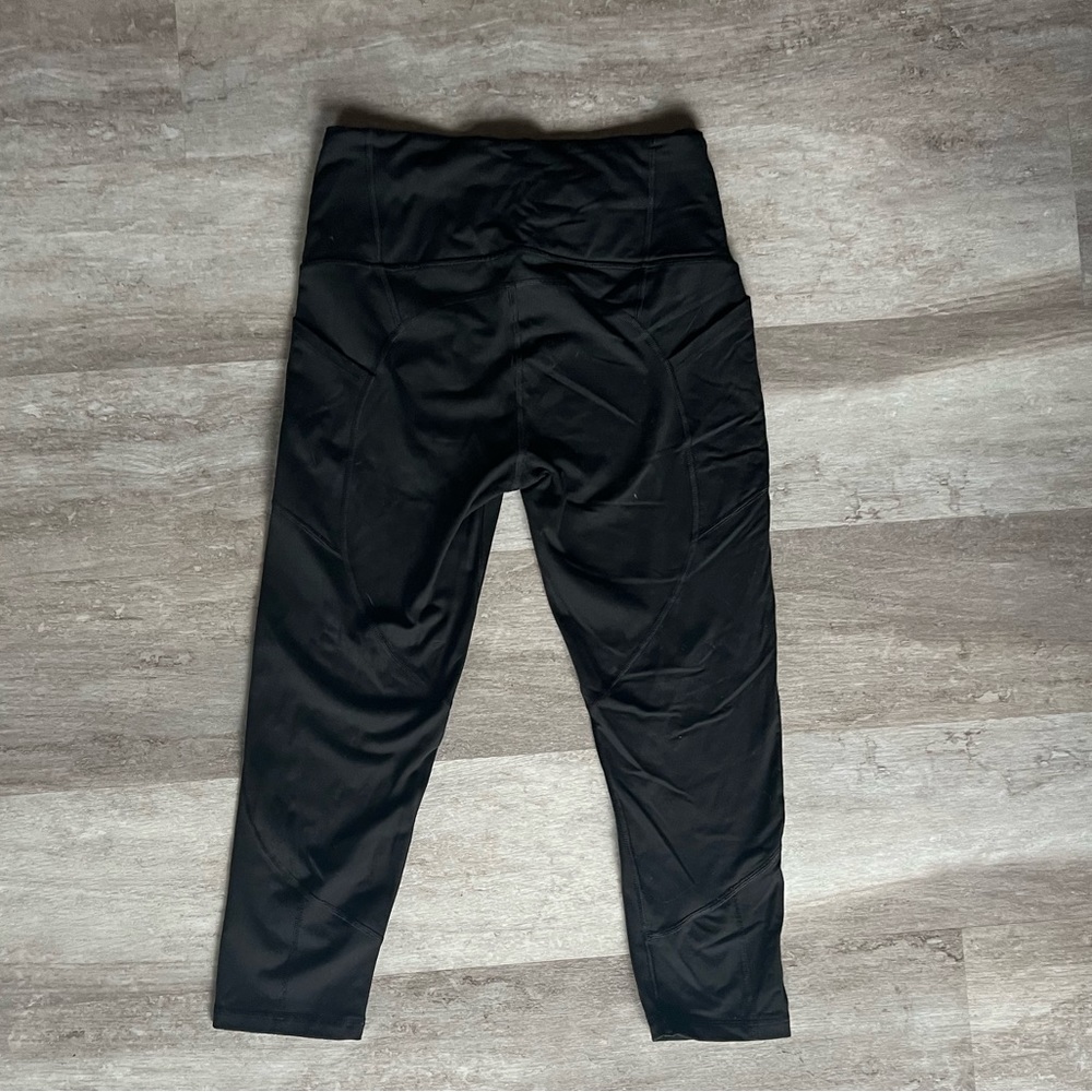 Victoria’s Secret Sport Knockout high waist pocket capri leggings medium black - Picture 2 of 4